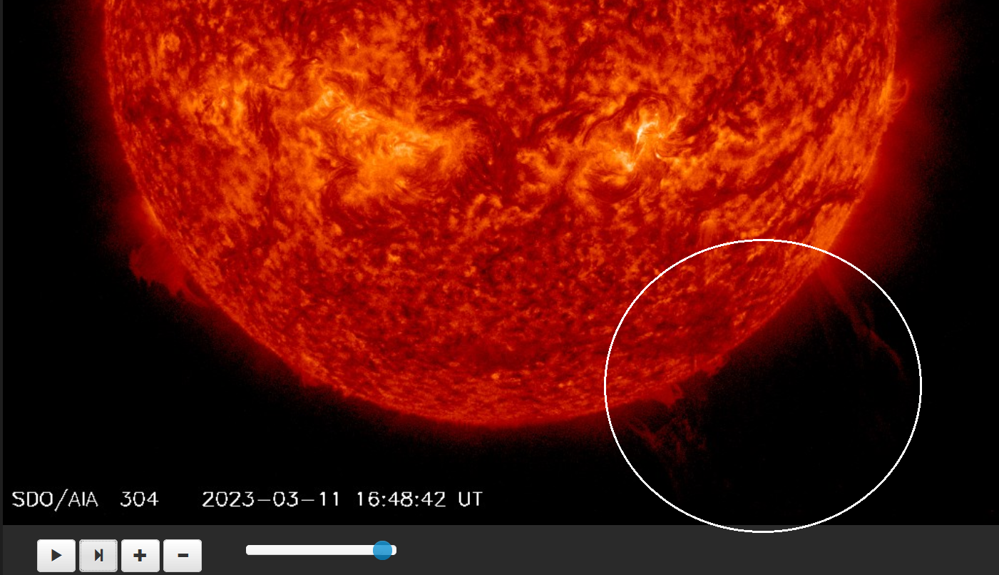 Chromosféra 11.03.2023, 16h 48m UT, SDO_AIA 304Ä, výška CME 310tis.km.png