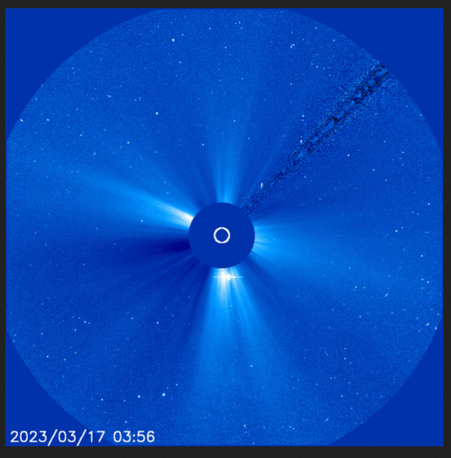 Merkur v horní konjukci se Sluncem, SOHO koronograf 17.3.2023, 03h 56m UT.png