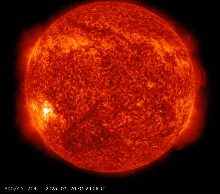 Erupce M1.2 v AR3256    20.03.2023, 01h 29m UT, SDO_AIA, 304Ä.png