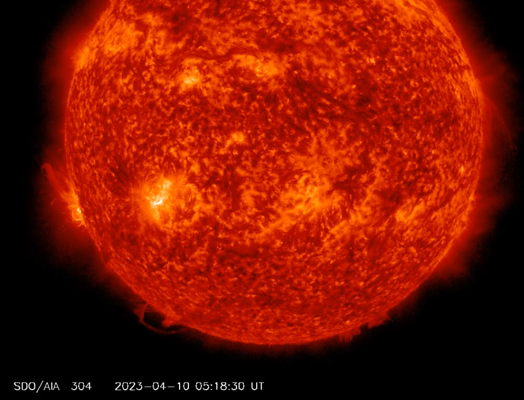 Erupce M2.77 v AR3272, 10.4.2023, 05h 28m UT, SDO_AIA 304Ä.png