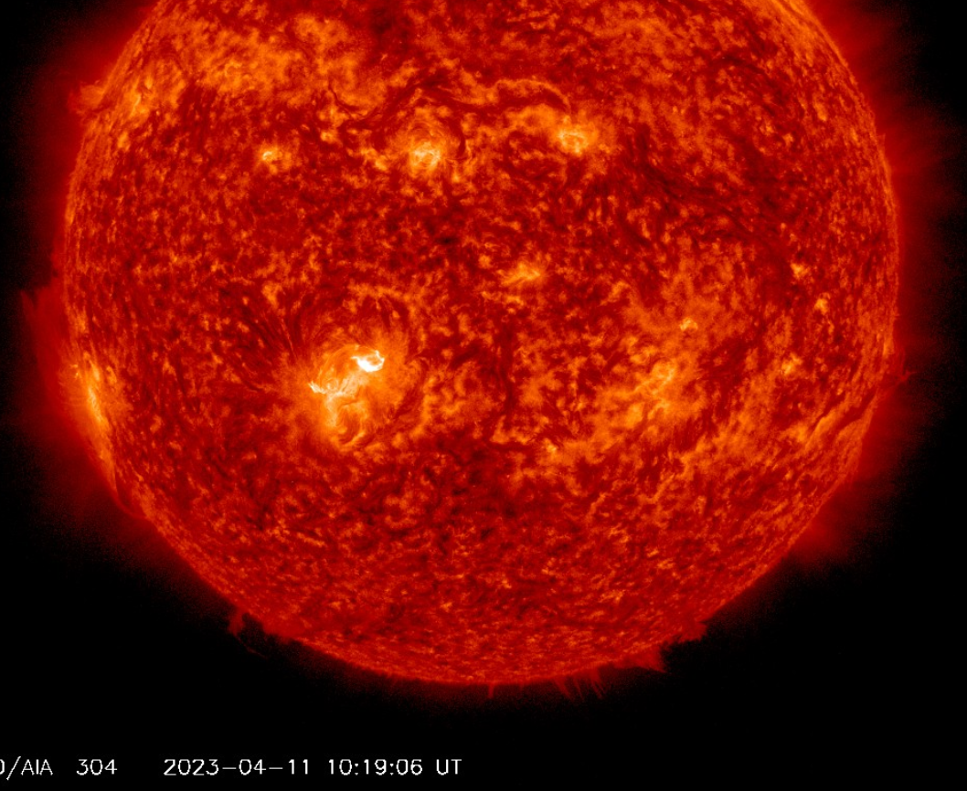 Erupce M1.38 v AR3272, 11.4.2023, 10h 19m UT, SDO_AIA 304Ä.png