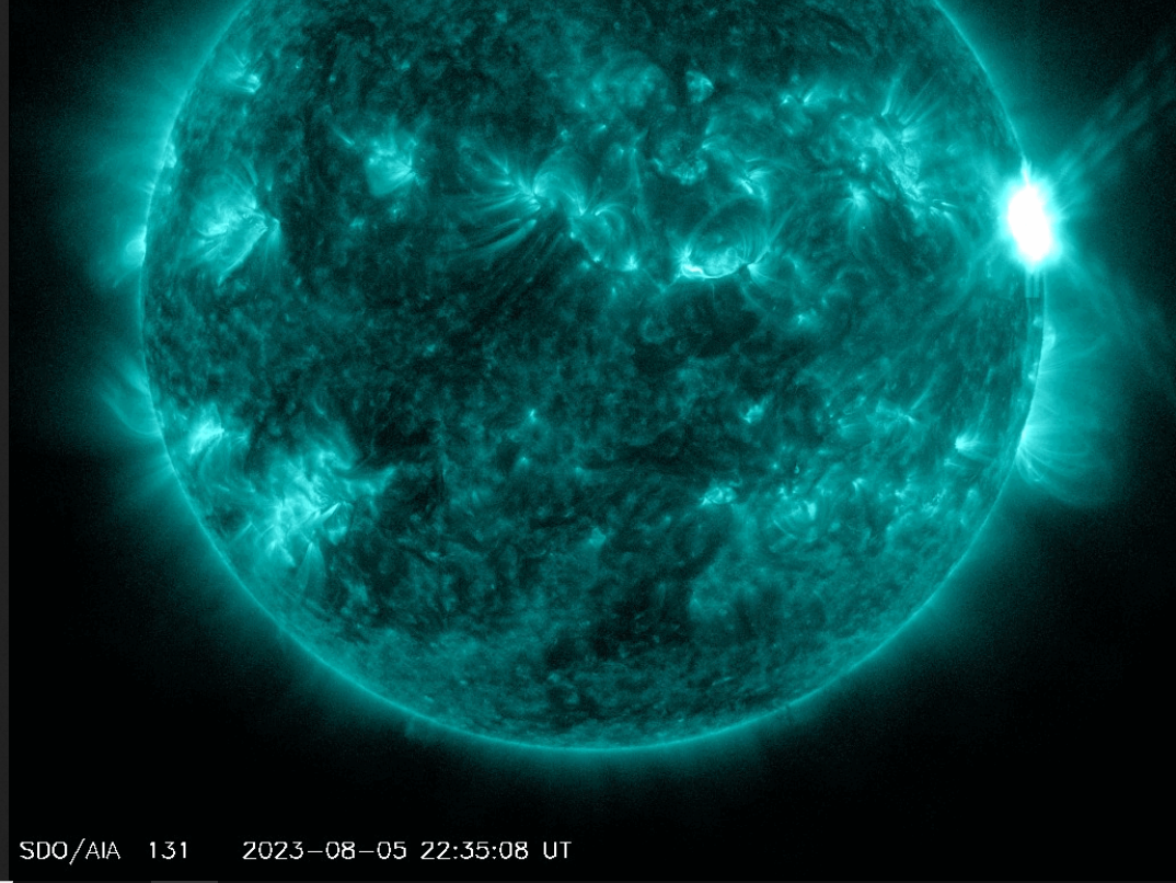 Chromosféra 05.08.2023, 22h 35m UT, flare X1.6, SDO_AIA na 131nm.png