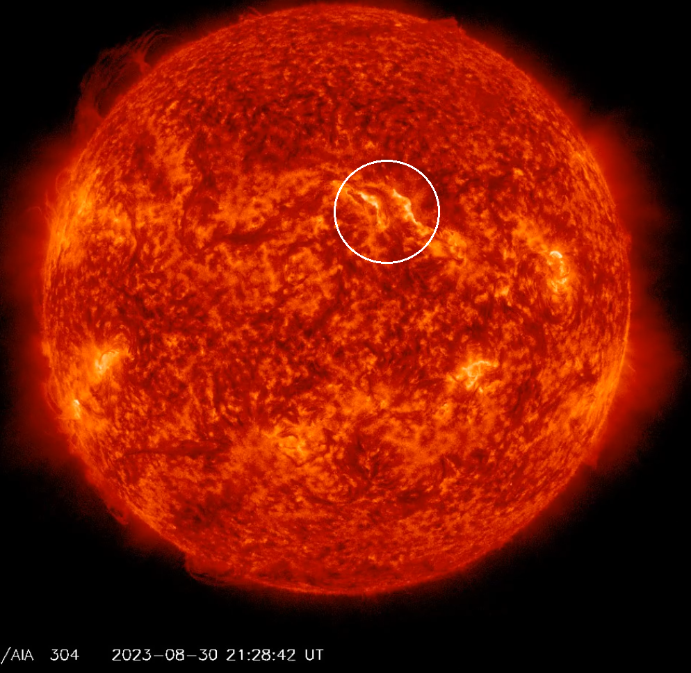 Erupce 30.08.2023, 21h 28m UT, SDO_AIA 304nm.png