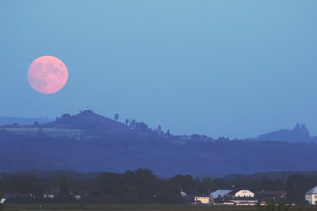 Měsíc nad Vyskeří a Troskami 28-09-2023_2.jpg
