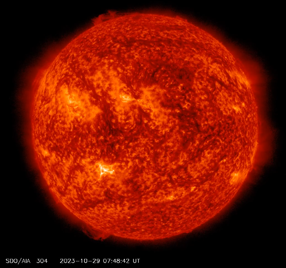 Erupce C4.3 v AR3474, 2023, 29.10. , 07h 48m UT, SDO_AIA 304nm.png