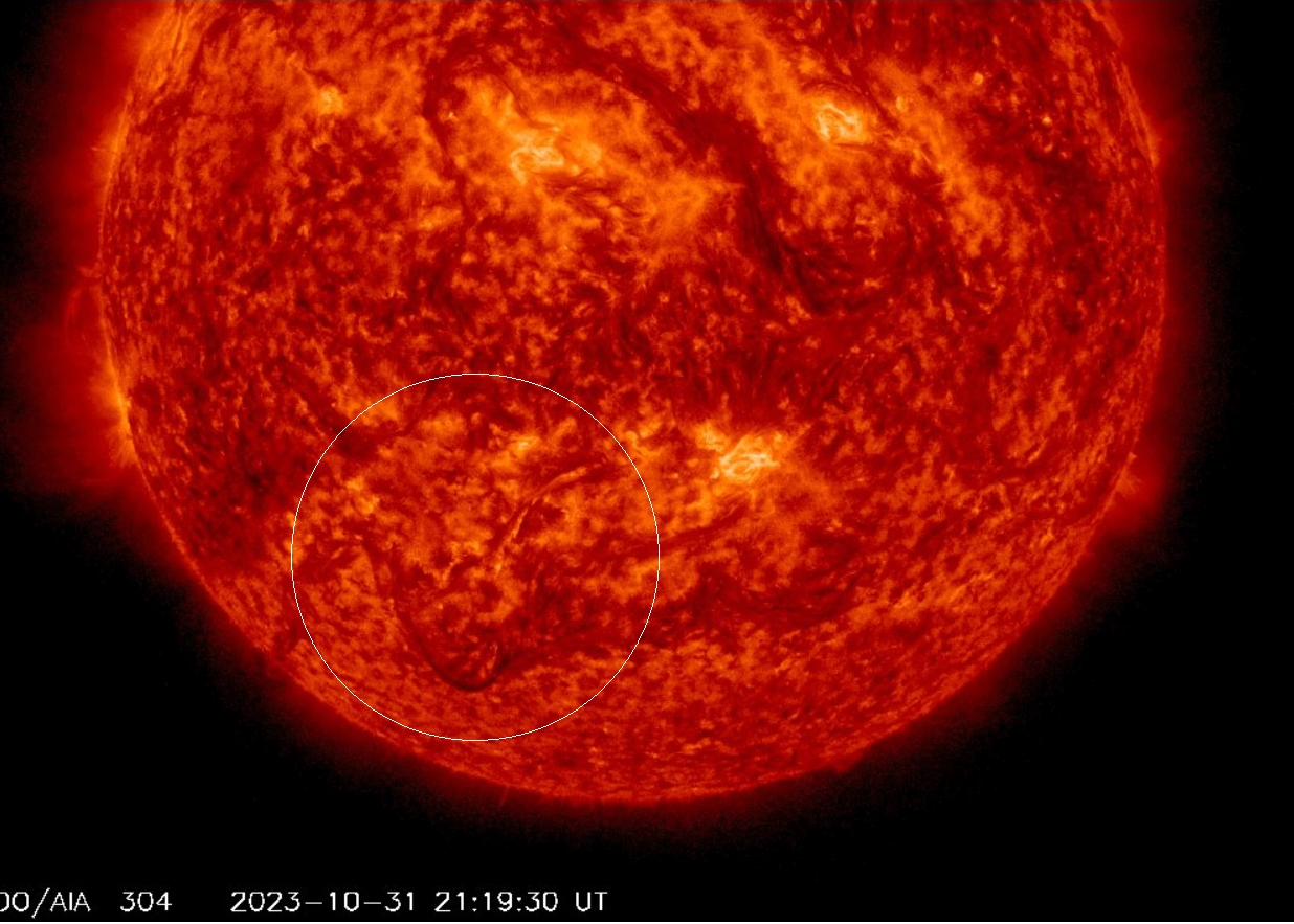 Eruptivní protuberance 31.10.2023, 21h 19m UT, SDO_AIA 304nm.png