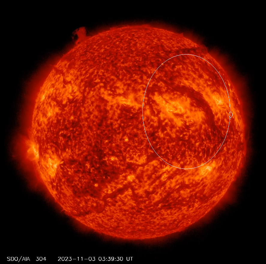 Eruptivní filament, 3.11.2023, 03h 39m UT, SDO_AIA 304nm.png