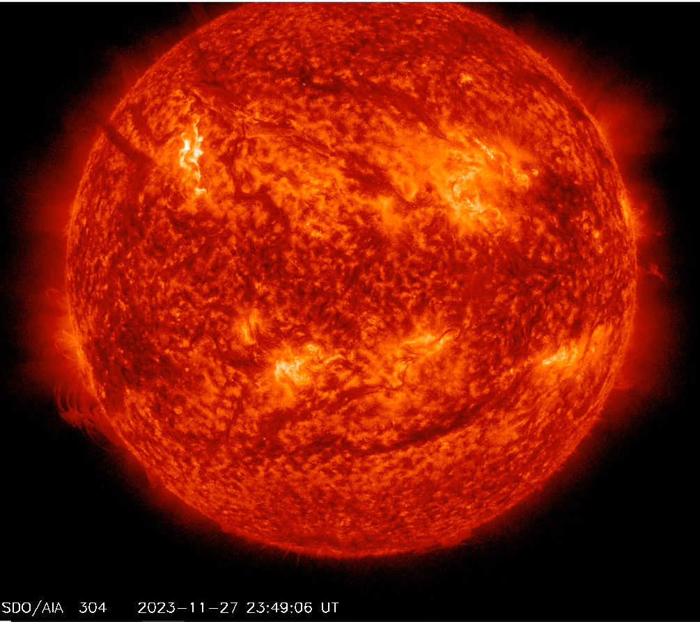 Chromosféra 27.11.2023, 23h 49m UT, SDO_AIA 304nm.png