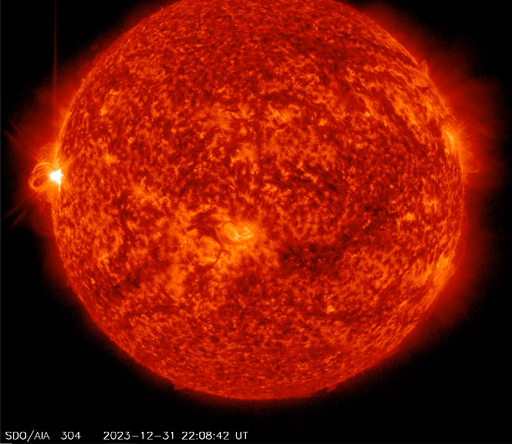 Erupce X5 v AR3536, 31.12.2023, maximum 21h 55m UT, SDO_AIA 304nm.png