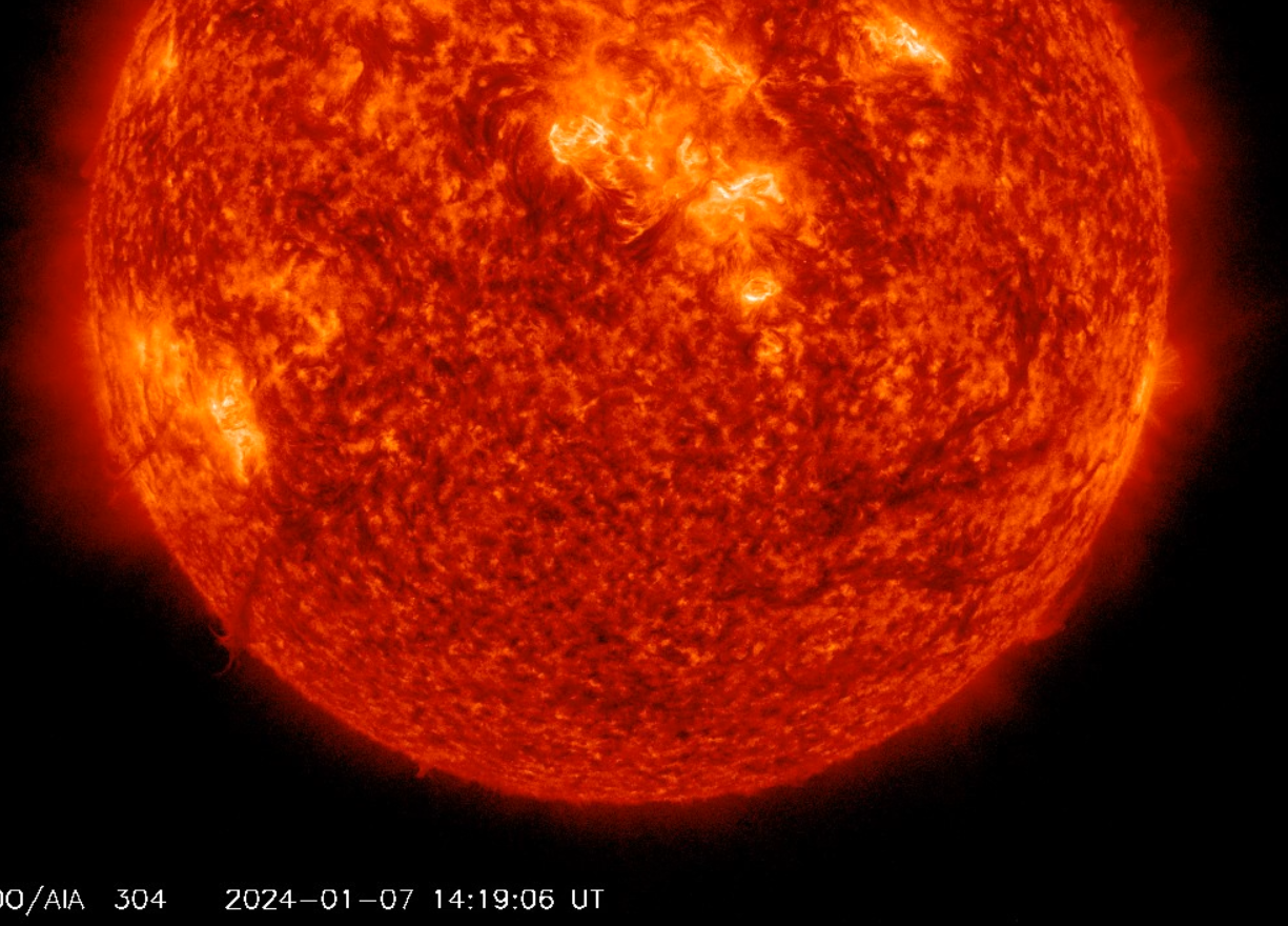 Chromosféra 7.1.2024, 14h 19m UT, SDO_AIA 304nm.png