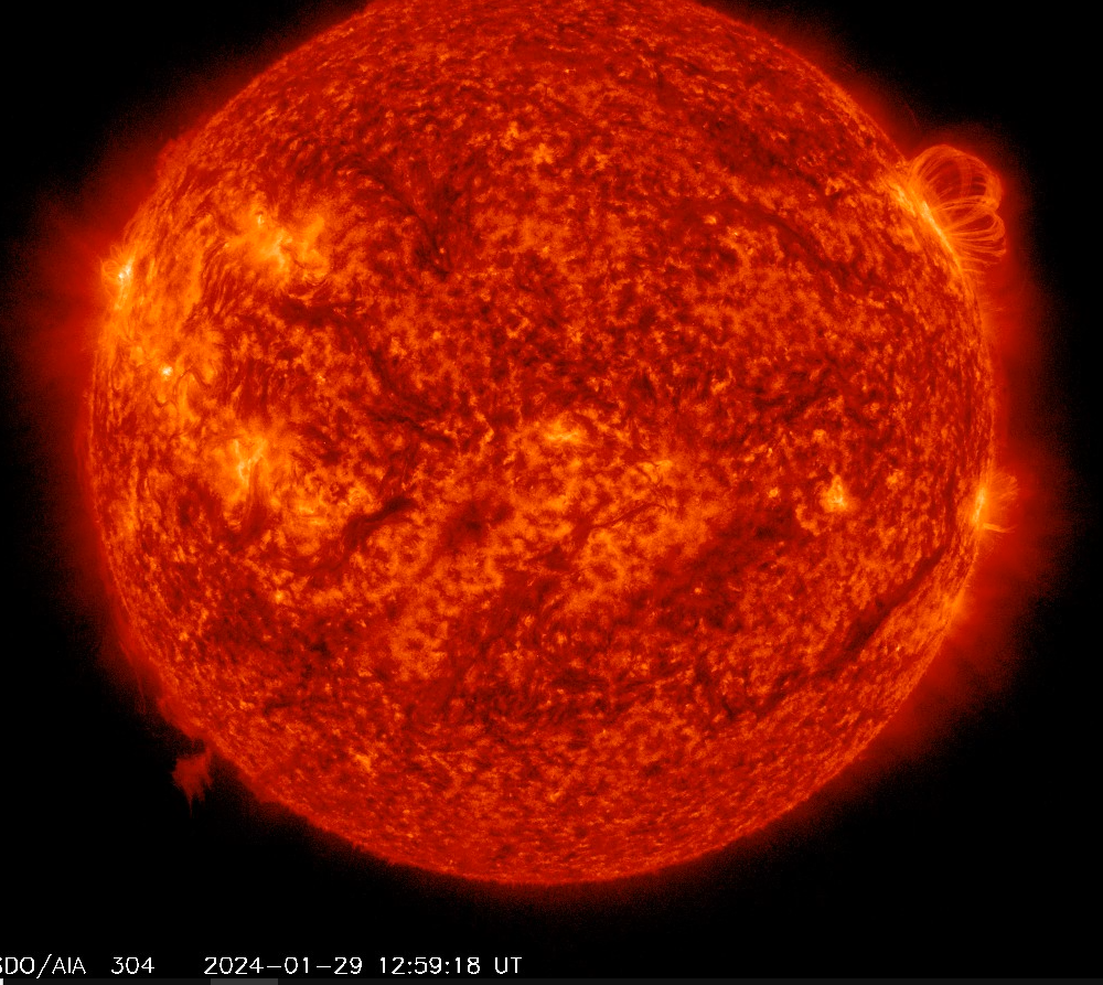 Smyčková protuberance v AR3559, 29.01.2024, 12h 59m UT, SDO_AIA 304 nm.png