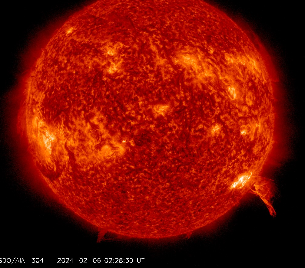 Erupce M4 v AR3575, 26.2.2024, 02h 28m UT, SDO_AIA 304 nm.png