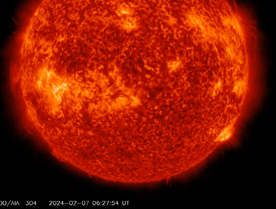 Chromosféra 7.2.2024, 06h 27m UT, SDO_AIA 304 nm.png