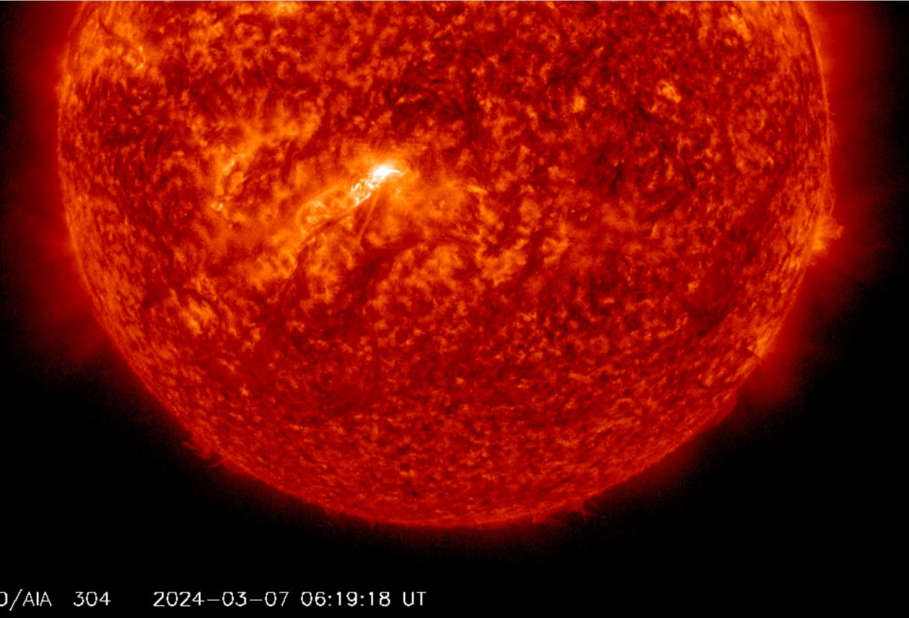 Erupce C8.3, vAR3599, 7.3..2024, 06h 19m UT, SDO_AIA 30,4 nm.png