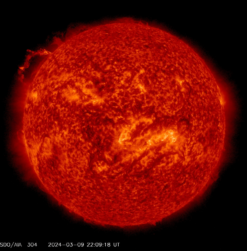 Eruptivní protuberance na odvrácené straně, 9.3.2024, 22h 09m UT, SDO_AIA 30,4 nm.png