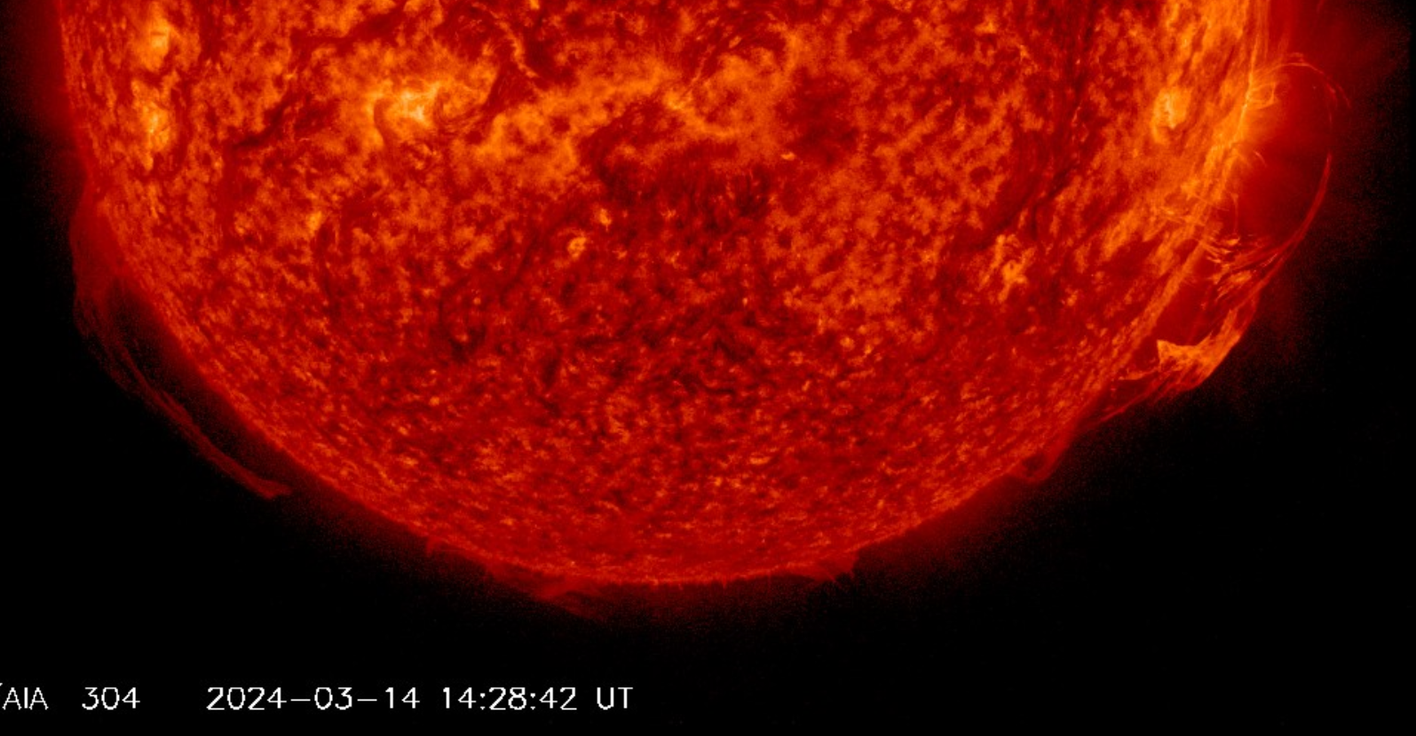 Eruptivní protuberance, surges, 14.3.2024,14h 28m UT, SDO_AIA 30,4 nm.png