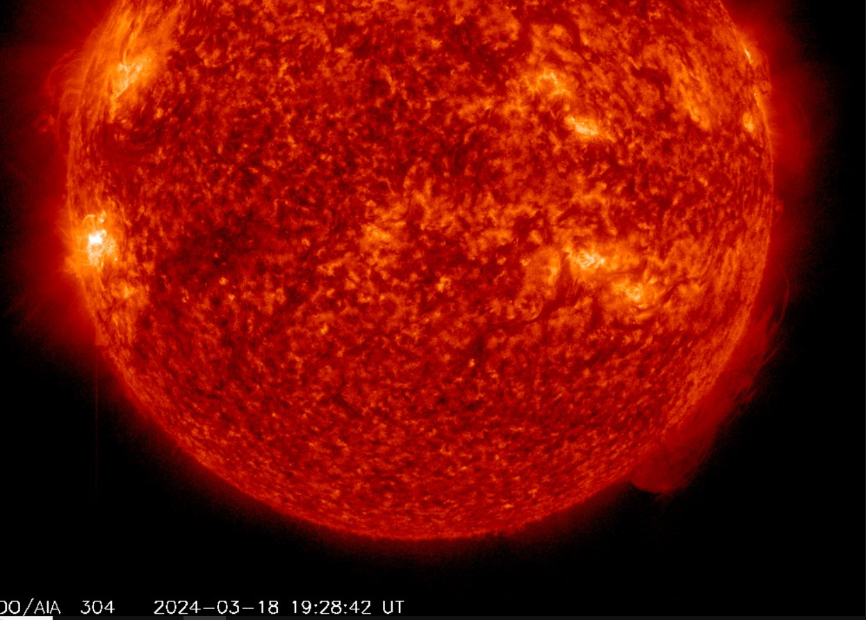 Erupce M6.6 v AR3615, 18.3..2024, 19h 28m UT, SDO_AIA 30,4 nm.png