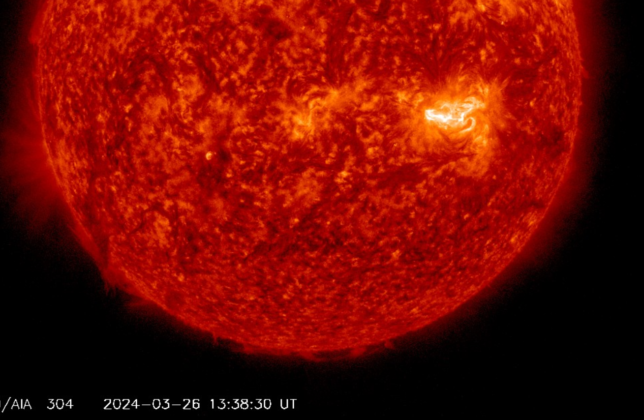 Erupce M1.9,  26.3.2024, 13h 38m UT, SDO_AIA 30,4nm.png