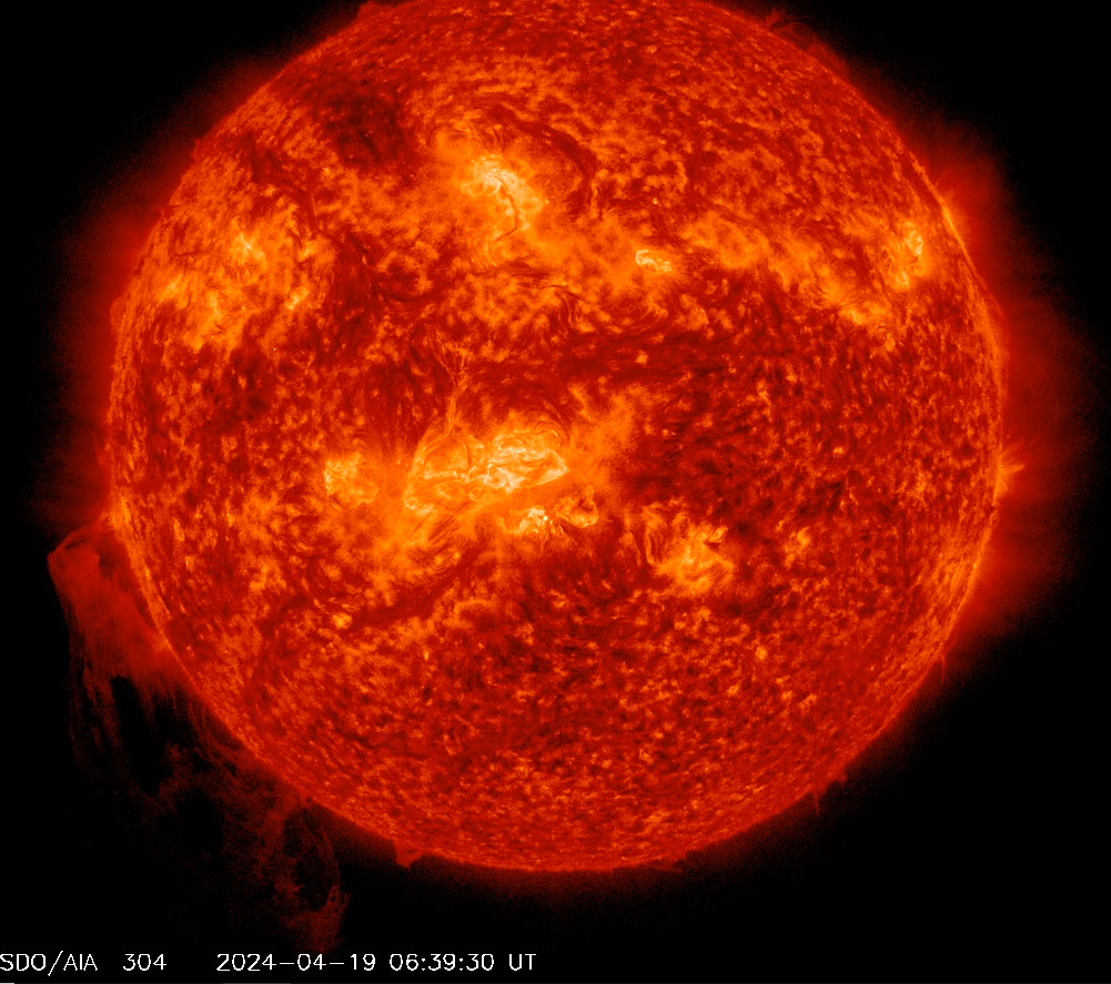 Chromosféra 19.04.2024, 06h 39m UT, SDO_AIA 30,4 nm.png