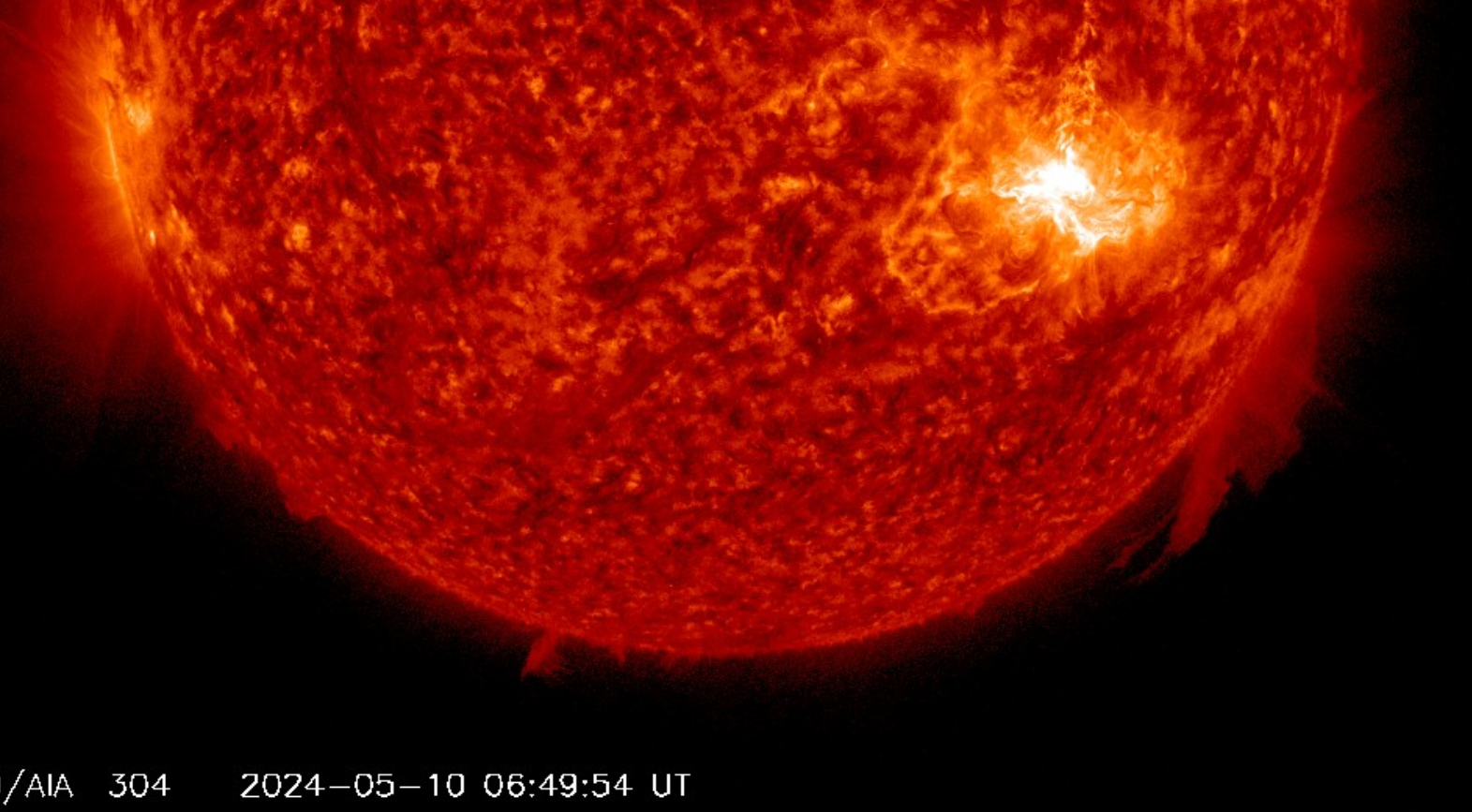 Erupce X3.9  v AR3664, 10.05.2024, 06h 49m UT, SDO_AIA 30,4 nm.png