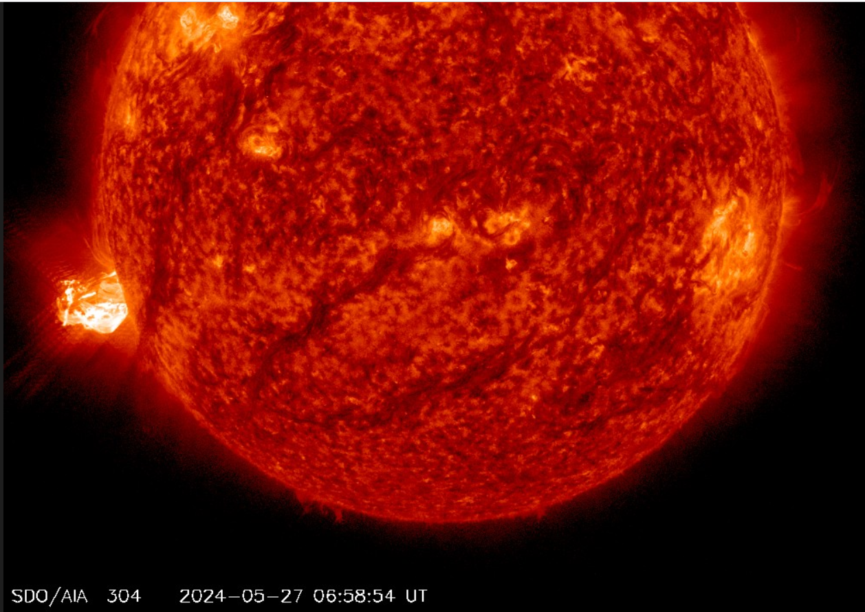 Erupce X2.9 , 27.5.2024, 6h 58m UT, SDO_AIA 304Ä.png