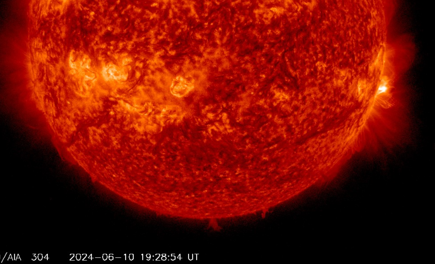 Erupce M9.5 v AR3697, 19h 28m UT, 2024, SDO_AIA 304Ä.png