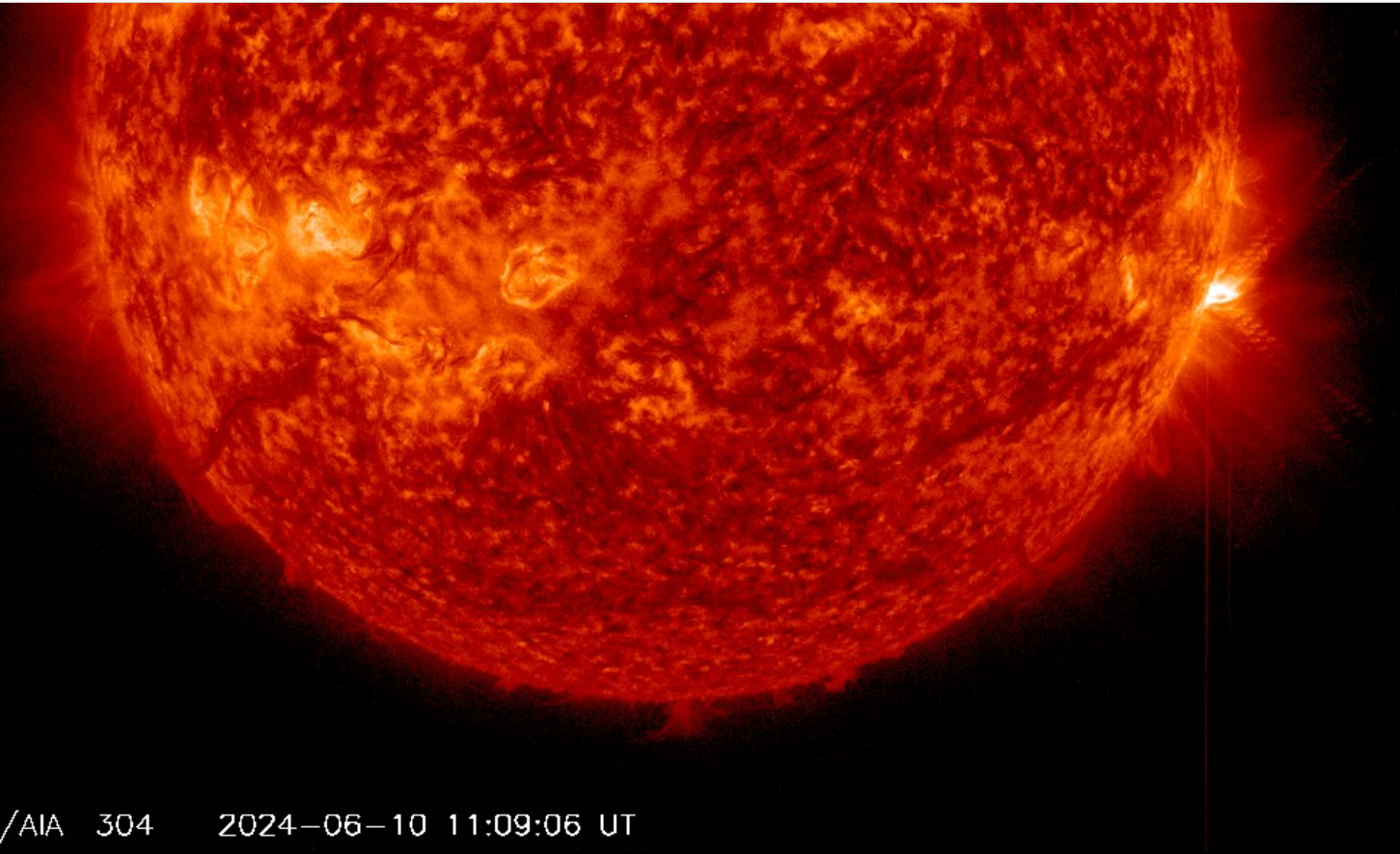 Erupce X1.5 v AR3697, 11h 09m UT, 2024, SDO_AIA 304Ä.png