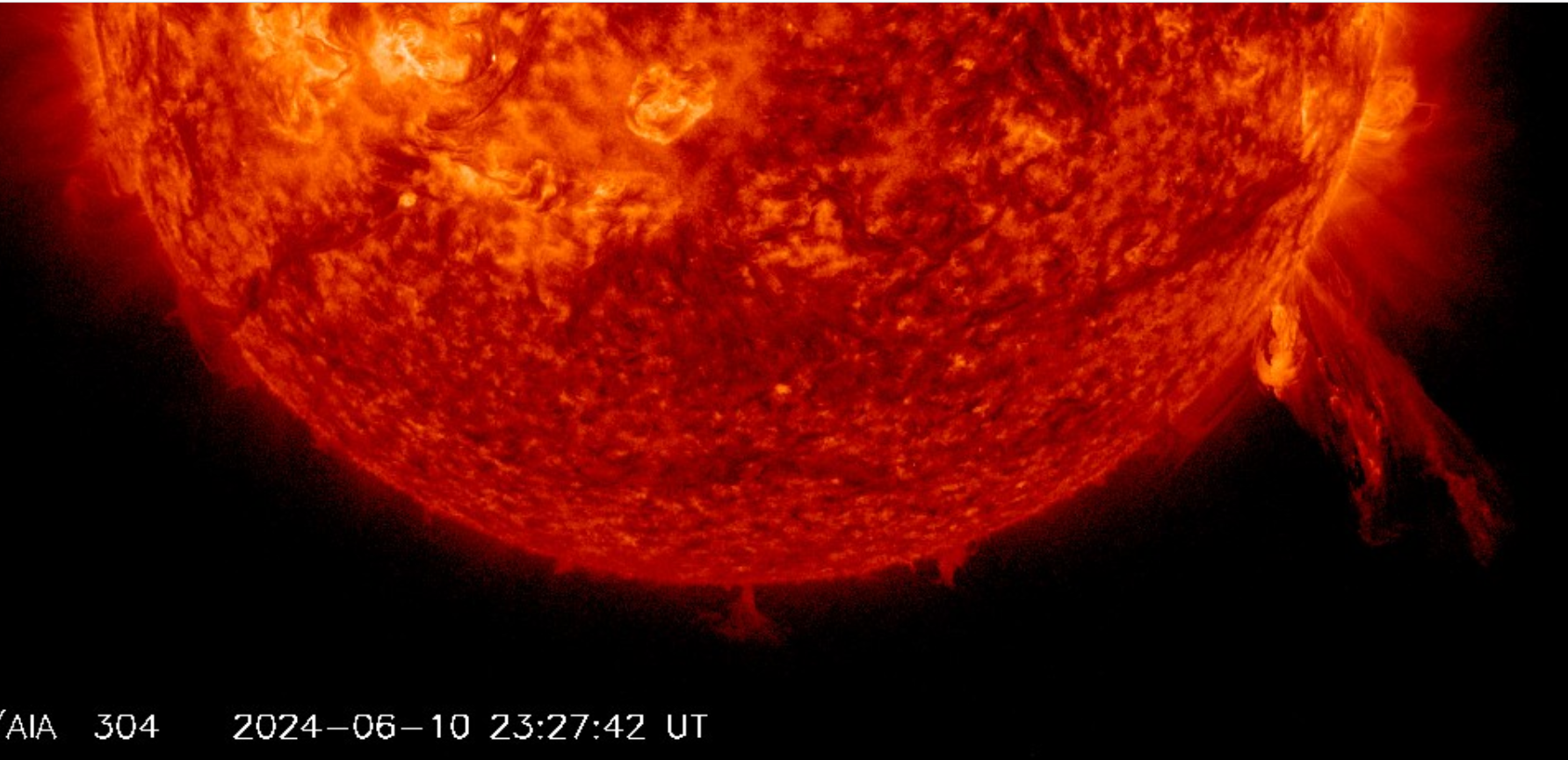 Surges v AR3697, 23h 27m UT, 10.6.2024, SDO_AIA 304Ä.png