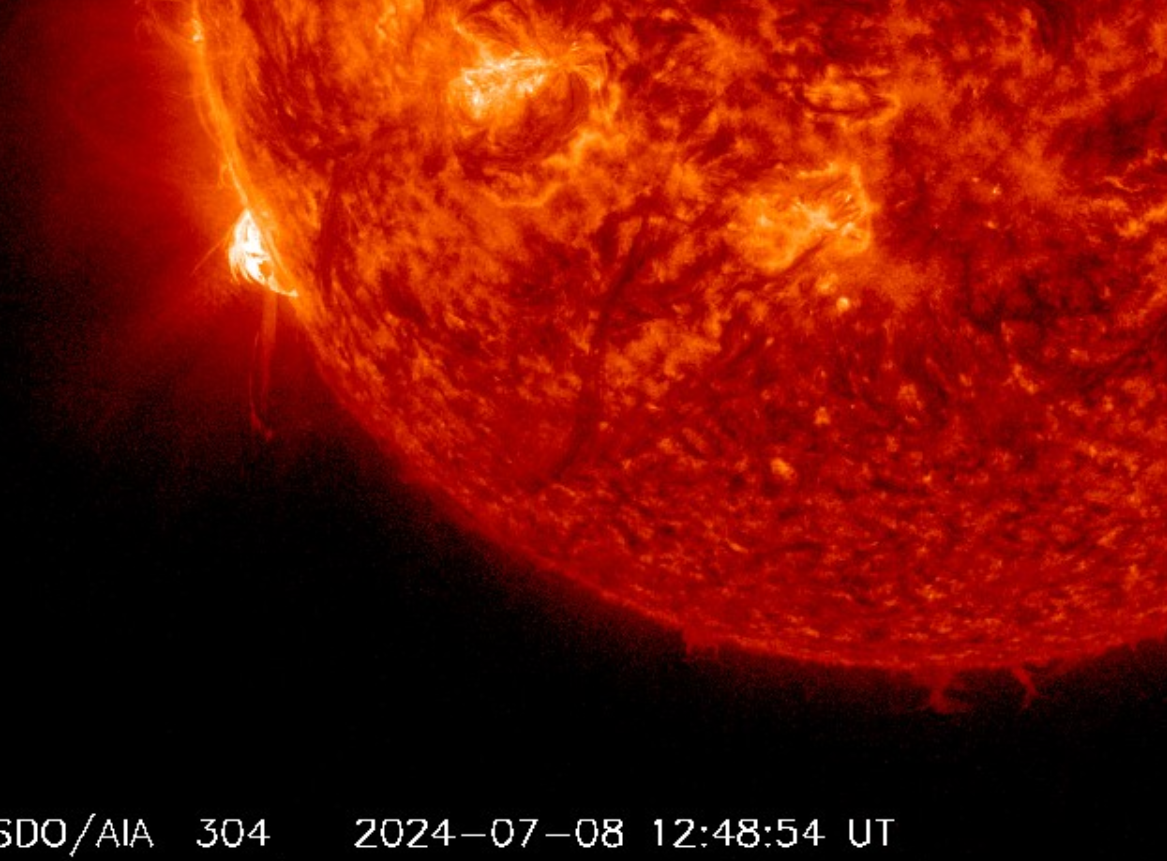 Erupce M1.1, 8.7.2024, 12h 48m UT, SDO_AIA 304Ä.png