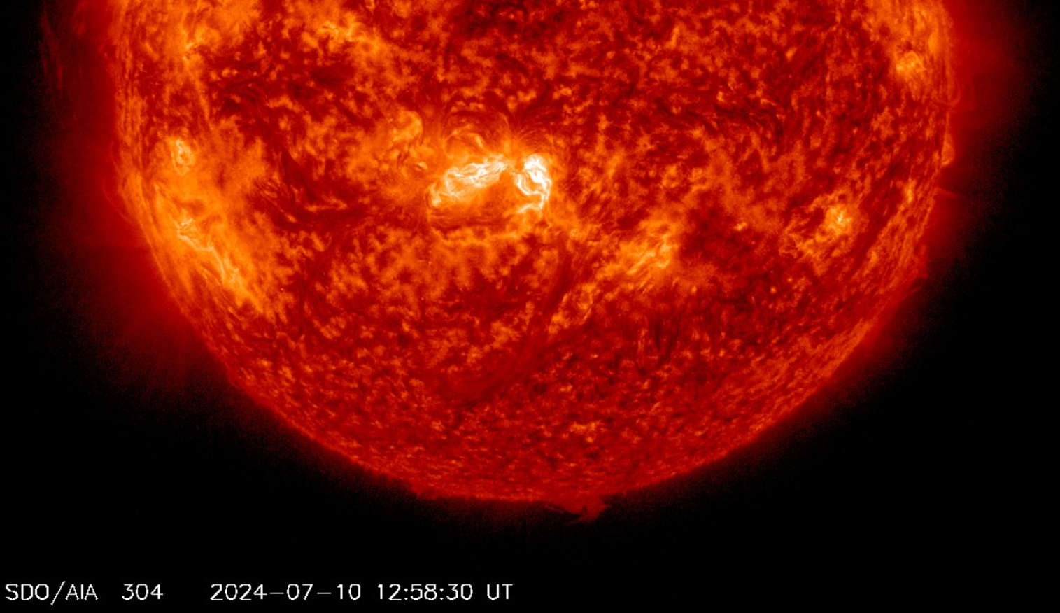 Erupce M1.19 v AR3738, 10.7.2024, 12h 58m UT, SDO_AIA 304Ä.png
