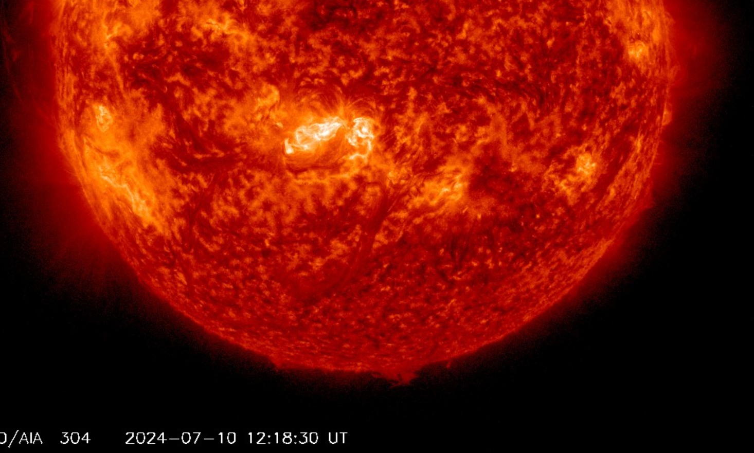 Erupce M1.44 v AR3738, 10.7.2024, 12h 18m 30s UT, SDO_AIA 304Ä.png