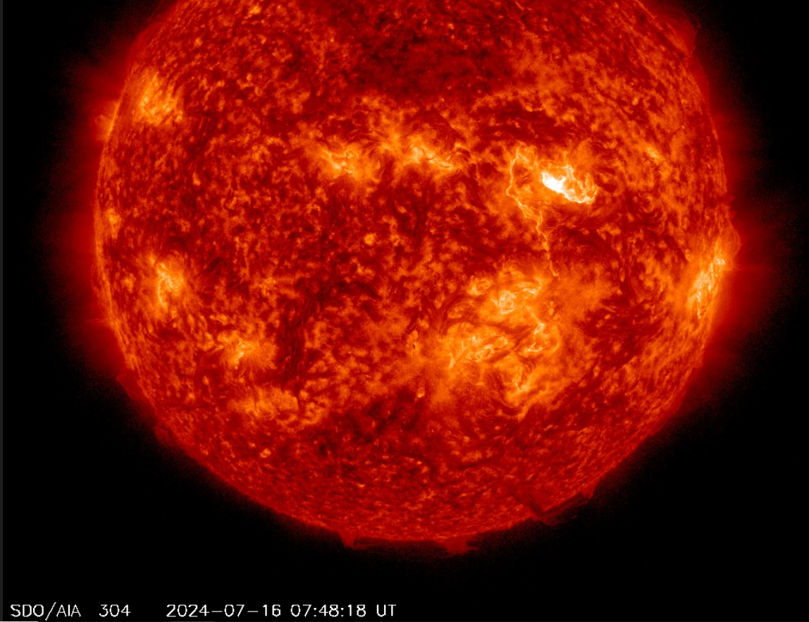 Erupce M3.6 v AR3753, 16.7.2024. 07h 48m UT, SDO_AIA 304Ä.png