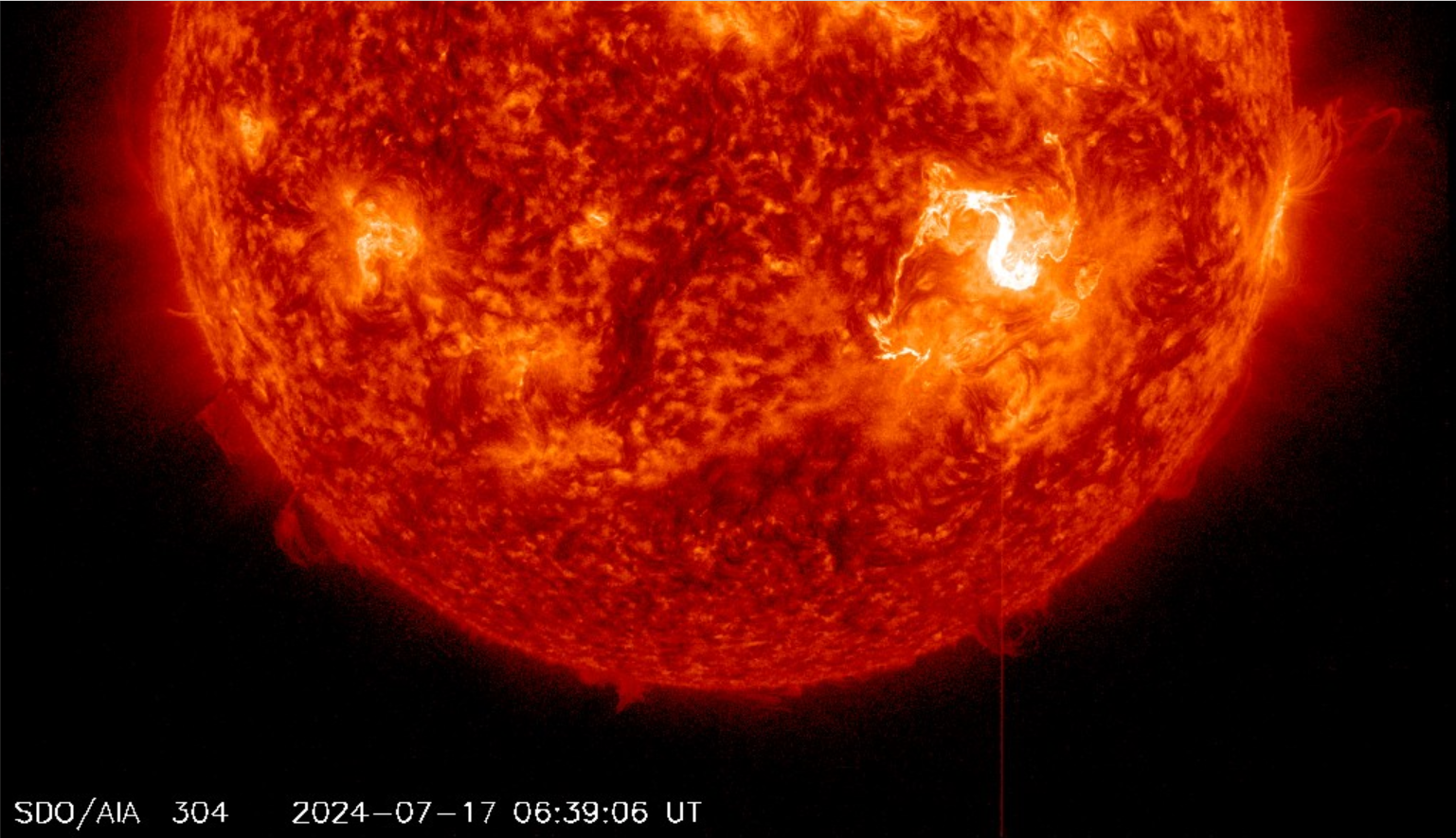 Erupce M5 v AR3743, 17.7.2024, 06h 39m UT, SDO_AIA 304Ä.png