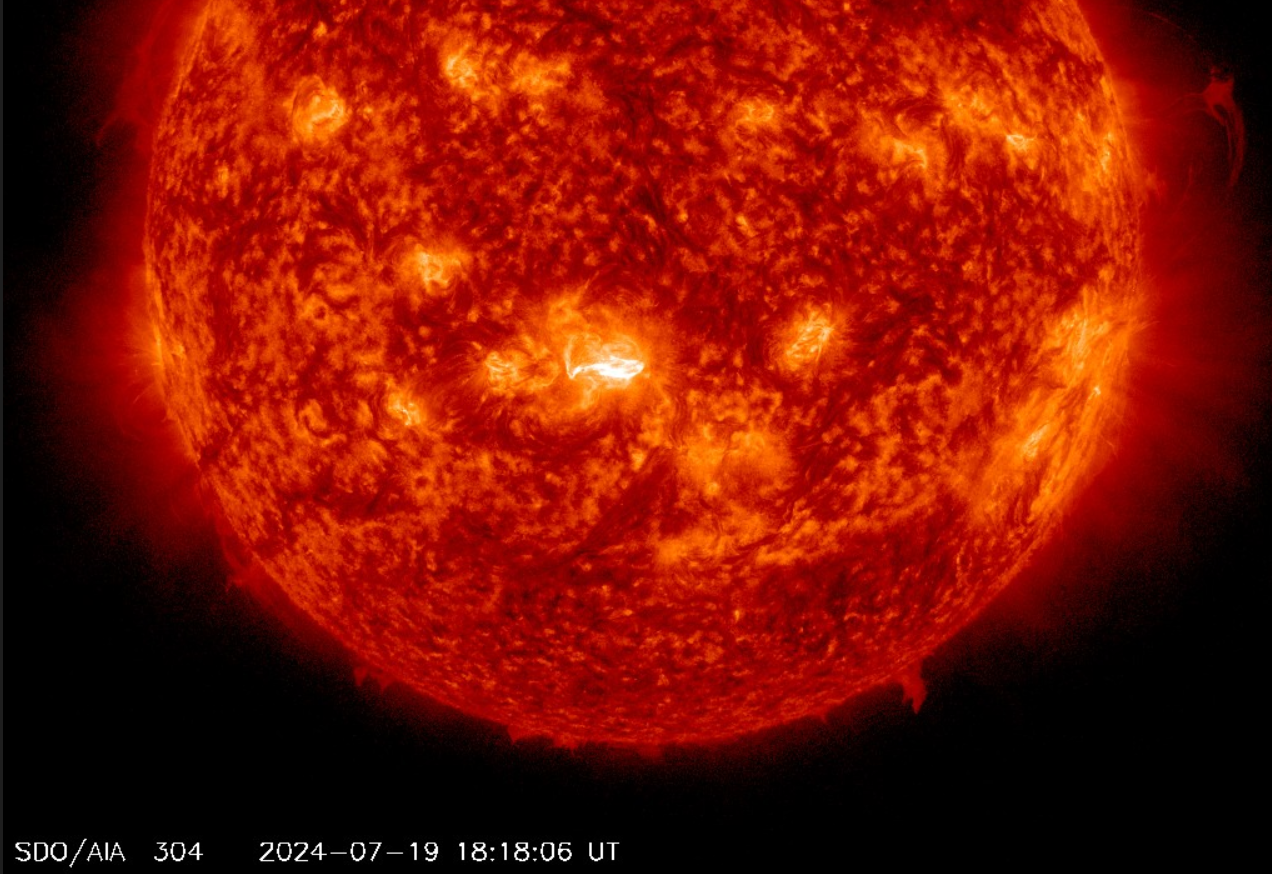 Erupce M2 v AR3751, 19.7.2024 , 18h 18m UT, SDO_AIA 304Ä.png