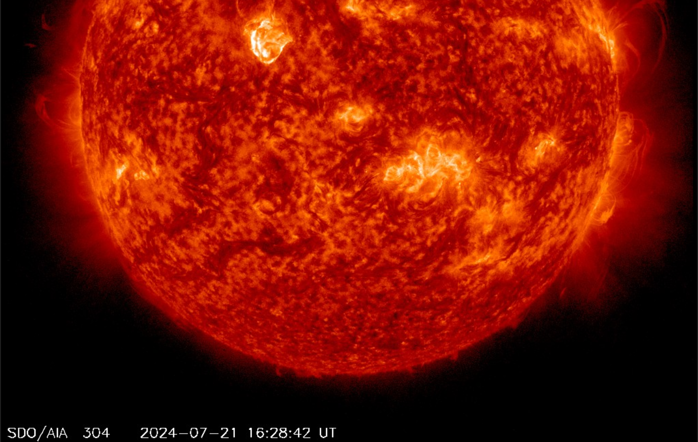 Erupce M1 v AR3757 , 21.7.2024 , 16h 28m UT, SDO_AIA 304Ä.png