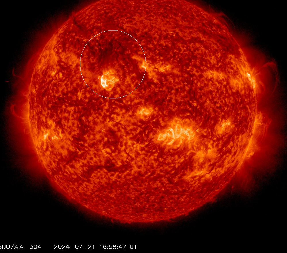 Erupce M1 a CME v AR3757, 21.7.2024, 16h 58m UT, SDO_AIA 304Ä.png