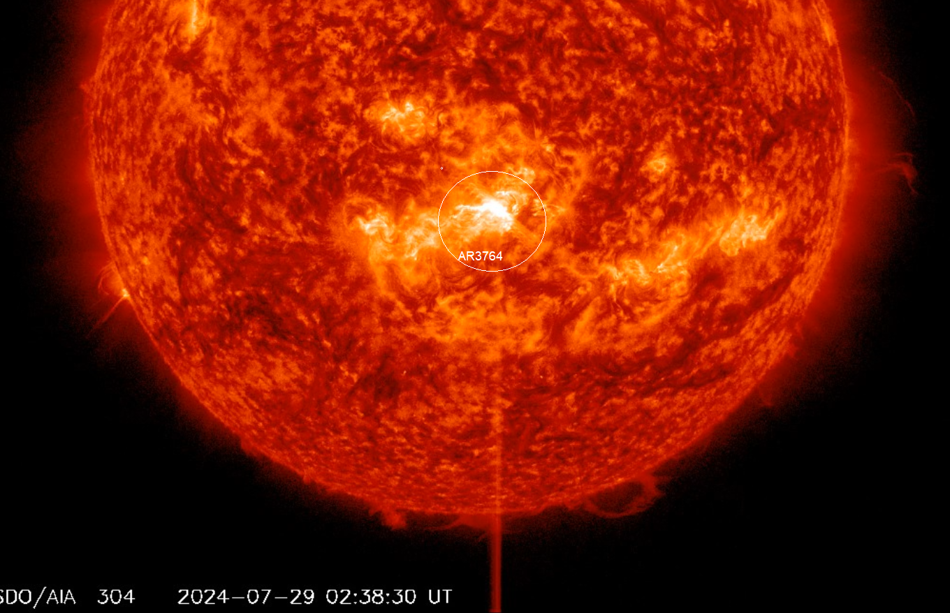 Erupce X1.5, 02h 38m 30s UT 29.7.2024,  v AR3764, SDO_AIA 304Ä..png