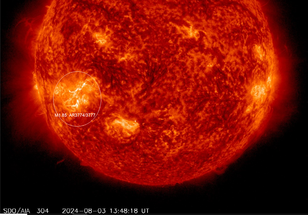 Erupce M1.85, v AR3774_3777, 3.8.2024, 13h 48m UT, SDO_AIA 304Ä.png