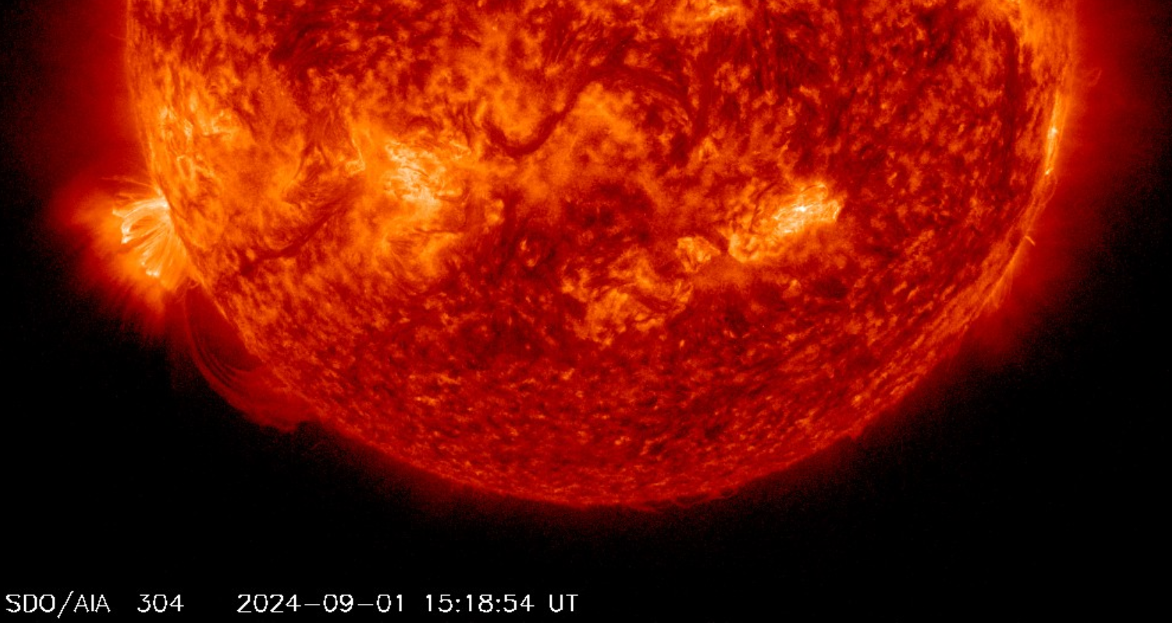 Smyčkové protuberance nad erupcí M5.5, 1.9.2024, 15h 08m UT, SDO AIA 304Ä.png