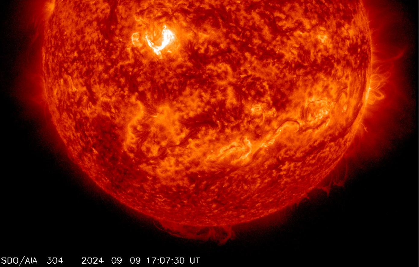 Erupce M3.4 v AR3814, 9.9.2024, 17h 07m UT, SDO_AIA 304Ä.png