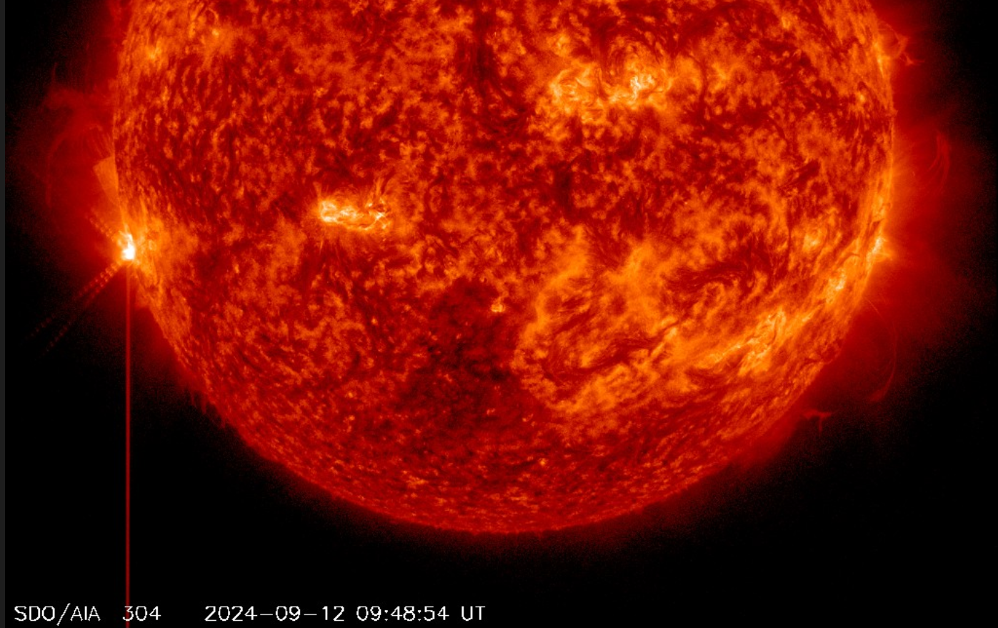 Erupce X1.2, 12.9.2024, 09h 45m UT, SDO_AIA 304Ä.png