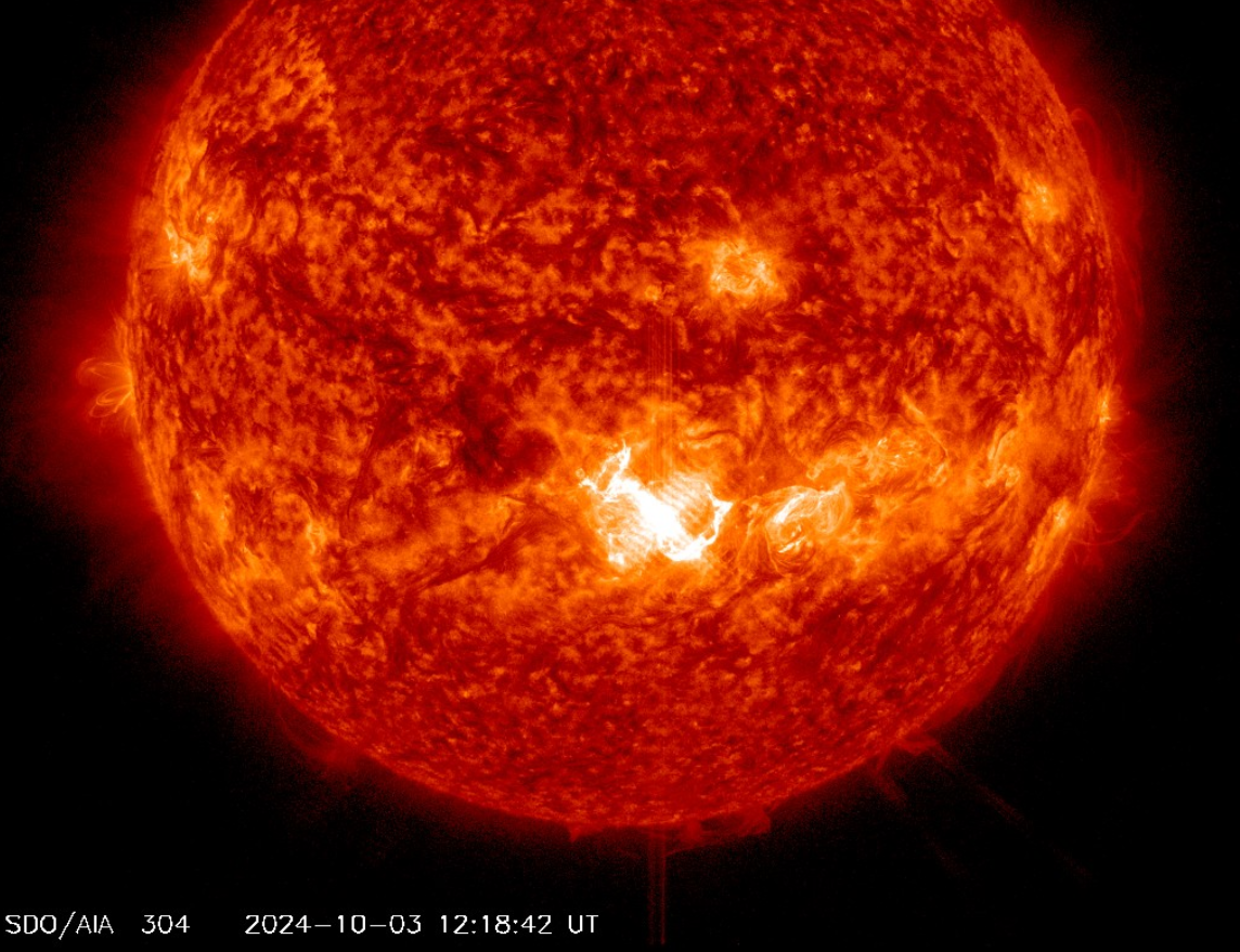 Erupce X9, 3.10.2024, 12h 18m UT, SDO_AIA 304Ä.png