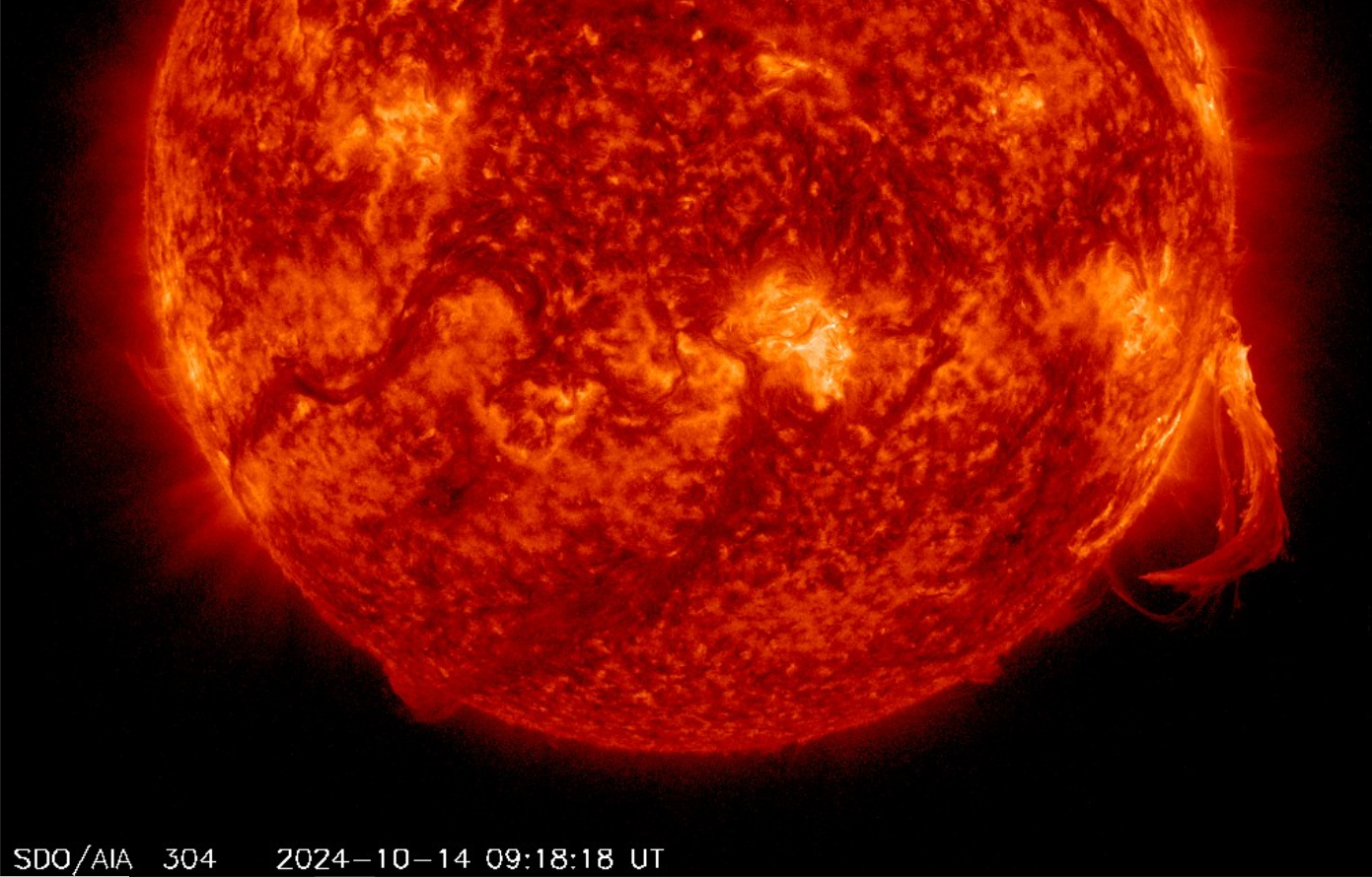 Eruptivní protuberance 2024, 9h 18m UT, na západním okraji, SDO_AIA 304Ä.png