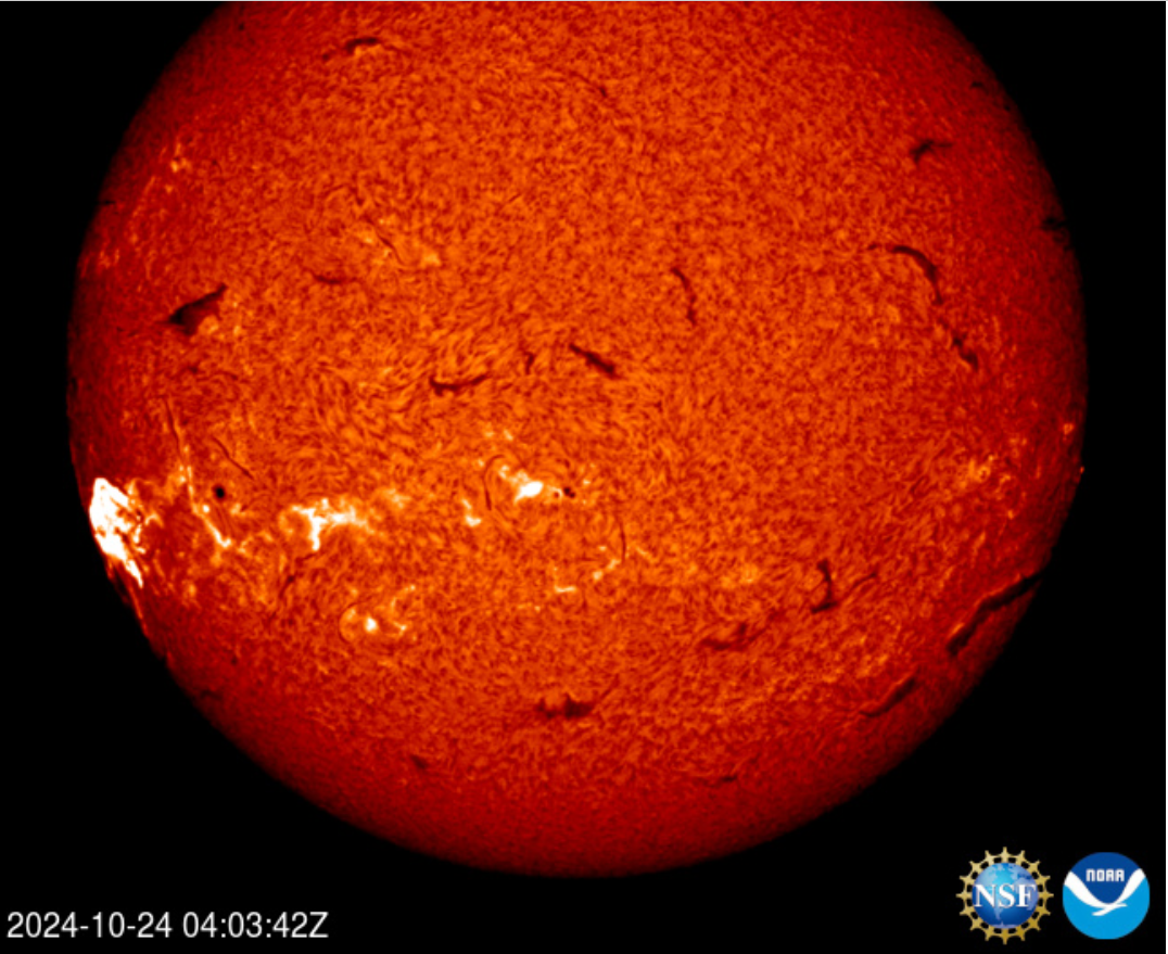 Erupce X3.3 v AR3869, 24.10.2024, 04h 03m UT, Learmonth H_alfa.png