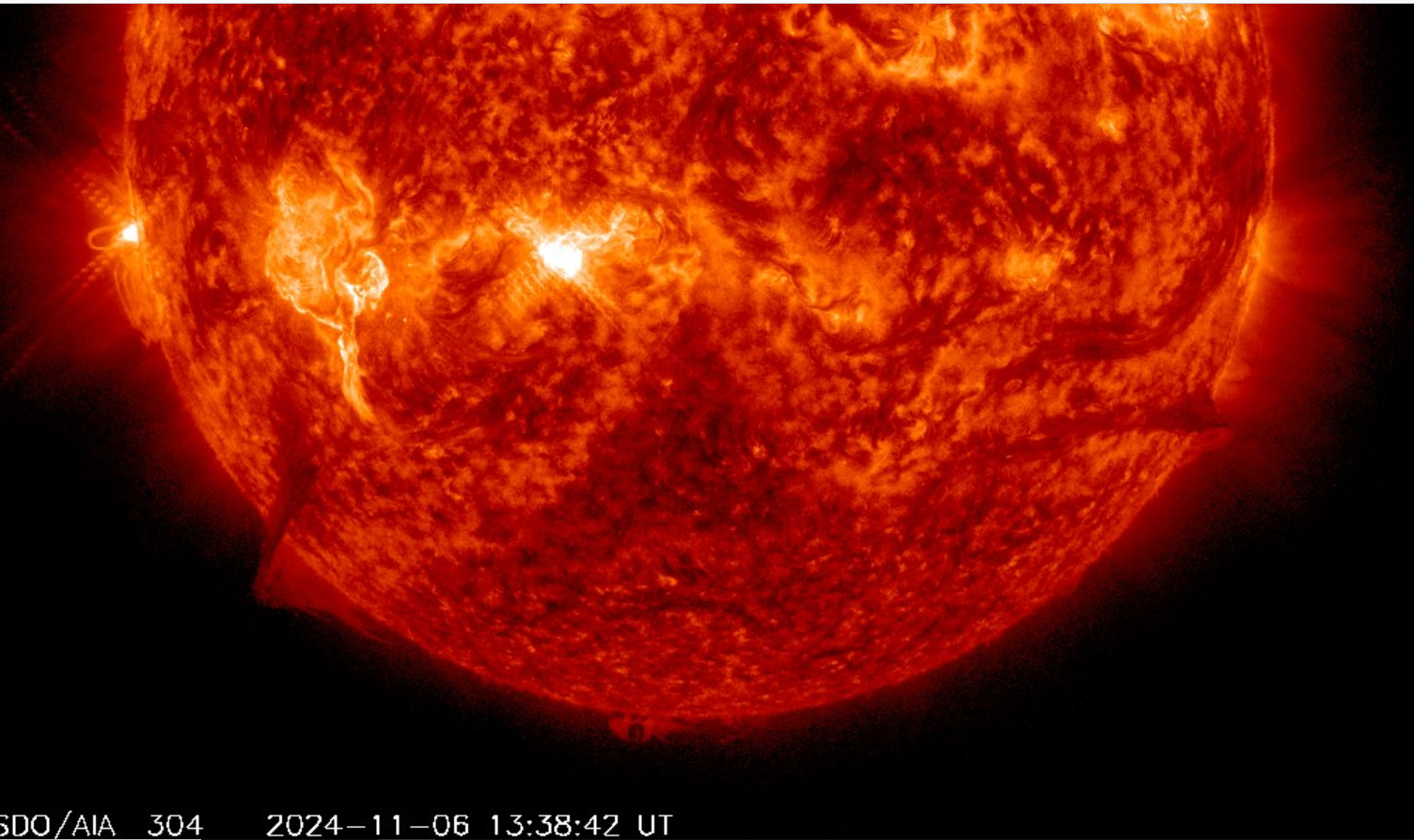 Erupce X2.3 v AR3883, 6.11.2024, 13h 38m UT, SDO_AIA 304Ä.png