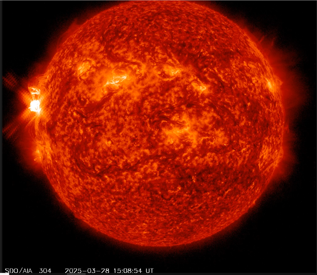 Erupce X1.1 , 28.3.2025, 15h 08m UT,  SDO_AIA na 304Ä.png