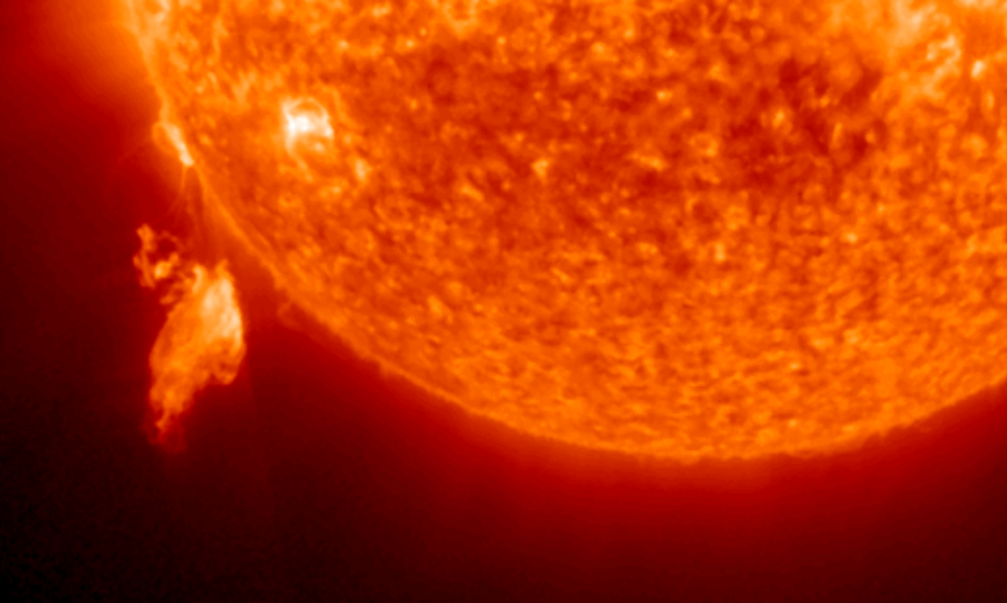 Erupce M4.4, 18.4.2025, 23h 30m UT, NOAA UV kamera.png