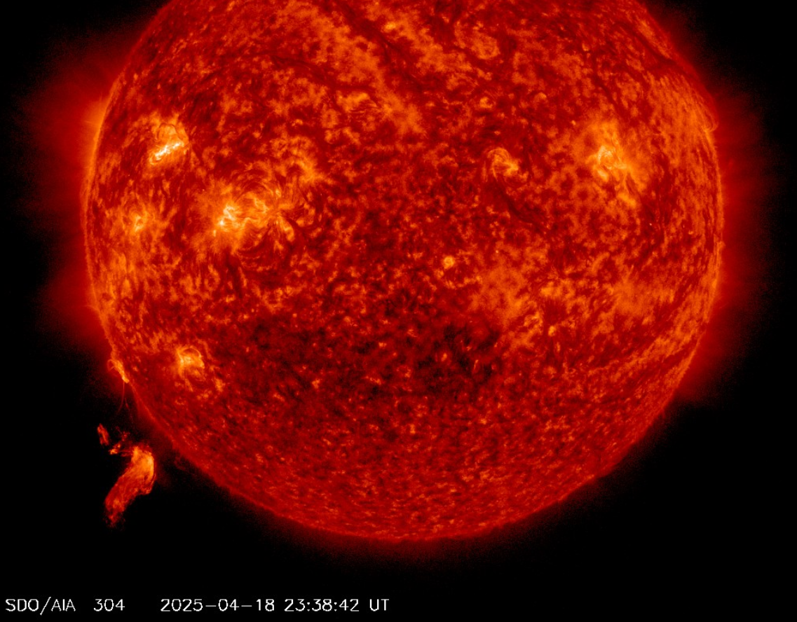 Erupce M4.4, 18.4.2025, 23h 38m UT, SDO_AIA 304Ä.png