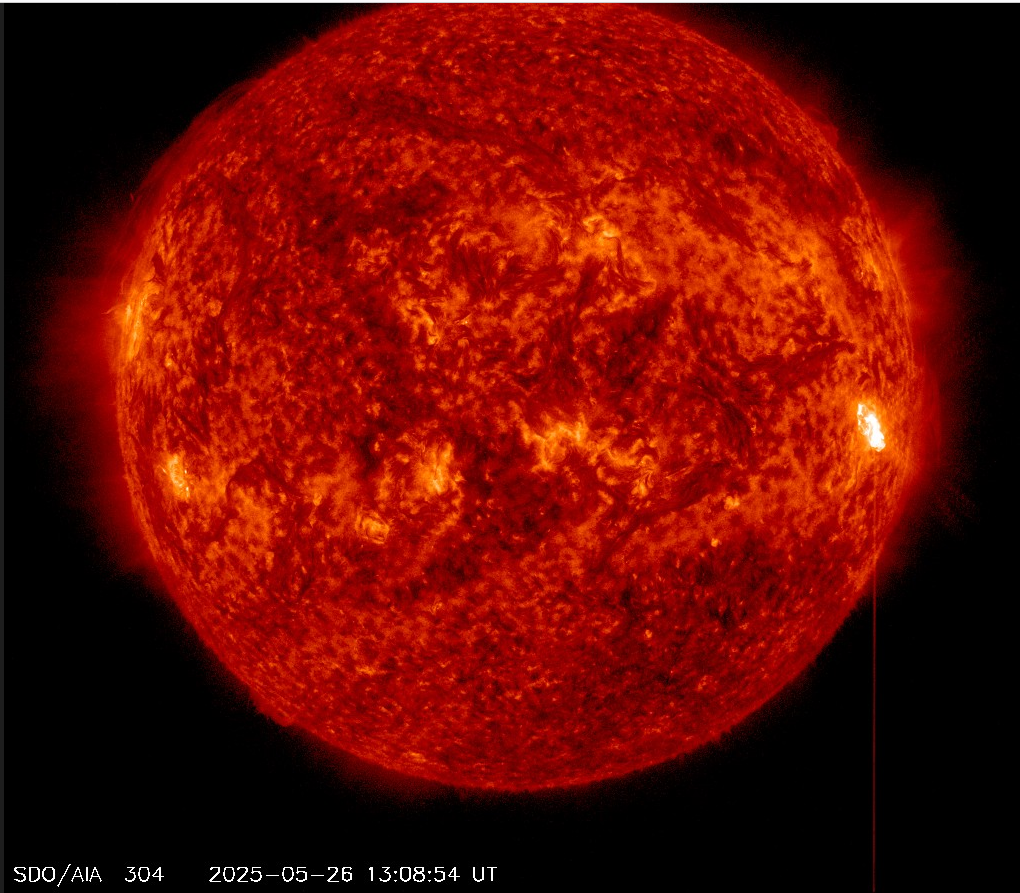 Erupce M2.9 v AR4098, 26.5.2505, 13h 08m UT, SDO_AIA 304Ä.png
