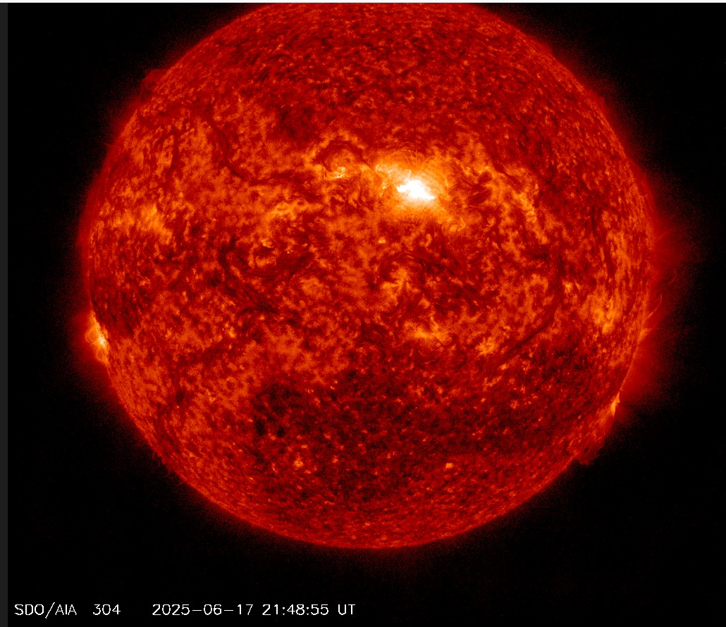 Erupce X1.2 v AR4114, 17.6.2025, 21h 48m 55s UT, SDO_AIA 304Ä.png